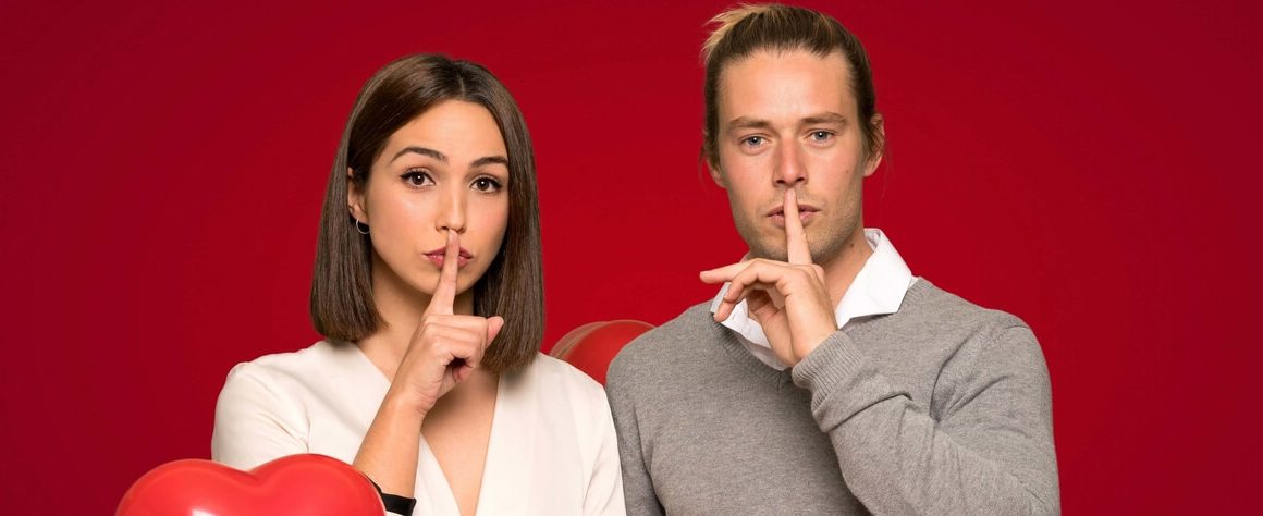 Echtpaar toont een gebaar van stilte aan degenen die de beste dating apps gebruiken